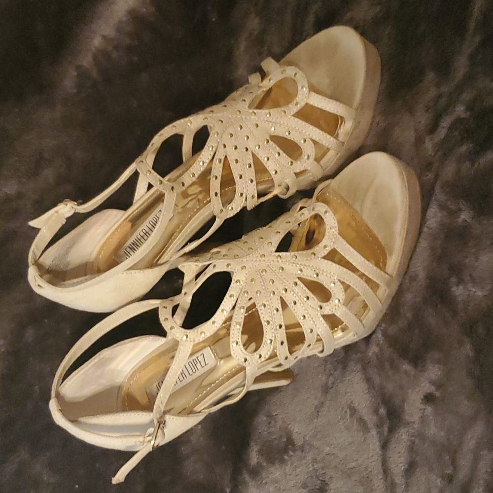 Jennifer Lopez beige heels